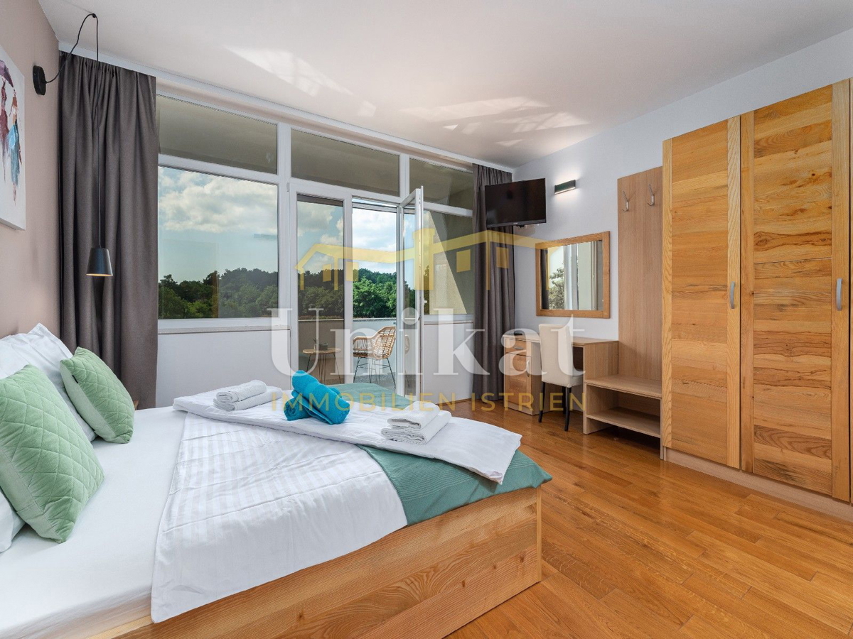 Villa moderna con piscina interna ed esterna